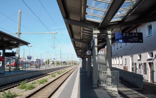 Bahnhof Weilheim 2023 Sep Gleise Schotterbett Bahnsteig Oberleitung (1) Kopie