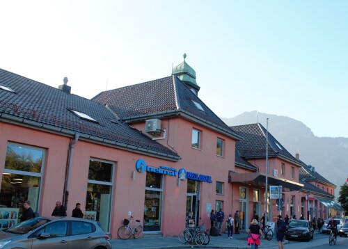 Garmisch-Patenkirchen_Bahnhof_Bahnhofsgebaude_Okt_2023-1.jpg