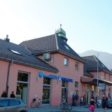 Garmisch-Patenkirchen_Bahnhof_Bahnhofsgebaude_Okt_2023-1