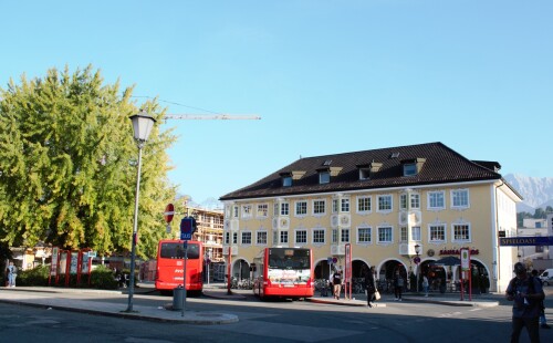 Garmisch-Patenkirchen_Bahnhof_Bahnhofsgebaude_Okt_2023_ZOB.jpg