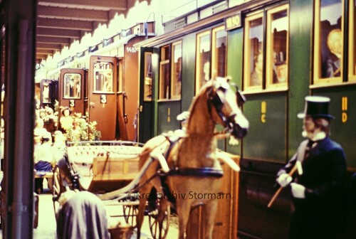 Nurnberg_Eisenbahnmuseum_Bahnhof_1985_historische_Zug_Szene-a.jpg