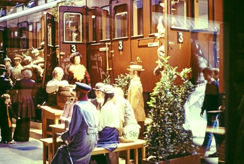 Nurnberg_Eisenbahnmuseum_Bahnhof_1985_historische_Zug_Szene-fa.jpg