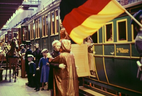 Nurnberg_Eisenbahnmuseum_Bahnhof_1985_historische_Zug_Szene.jpg