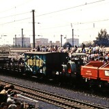 BLE_146_Nurnberg_Dutzendteich_Bahnhof_1985_Schienenbus_Guterzug_a