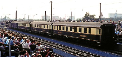 BR_01_Rheingold-Express_1928_Nurnberg_Dutzendteich_Bahnhof_1985_Verkehrsschau.jpg
