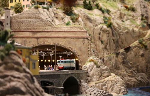 Miniaturwunderland_Modell_Gauge_1_87_H0_Talien_Amalfi_Kuste_Bahnhof-2.jpg