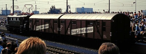 E_44_Stuckgut_Schnellverkehr_Guterwagen_Nurnberg_Dutzendteich_Bahnhof_1985_Schienenbus.jpg