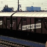 E_44_Stuckgut_Schnellverkehr_Guterwagen_Nurnberg_Dutzendteich_Bahnhof_1985_Schienenbus