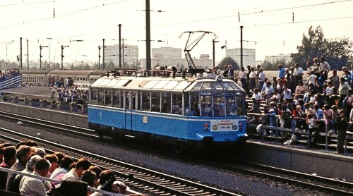 ET_491_91_Glaserner_zug_Nurnberg_Dutzendteich_Bahnhof_1985_Schienenbus.jpg