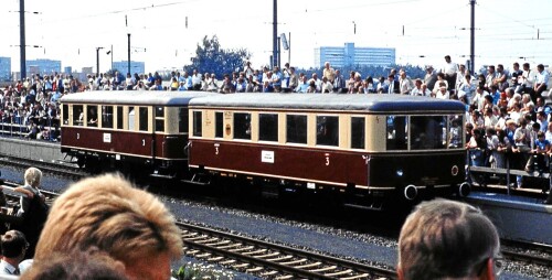 Nurnberg_Dutzendteich_Bahnhof_1985_Schienenbus.jpg