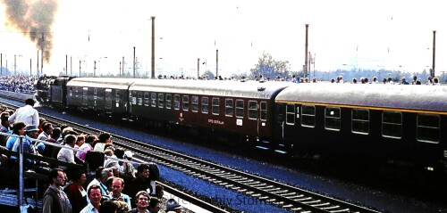 BR_012_F_zug_Kakadu_Halbspeisewagen_DB_Nurnberg_Dutzendteich_Bahnhof_1985_Verkehrsschau.jpg