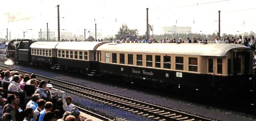 BR_01_Hechtwagen_Deutsche_Weinstrase_Umbauwagen_3-Achser_Nurnberg_Dutzendteich_Bahnhof_1985_Verkehrsschau.jpg