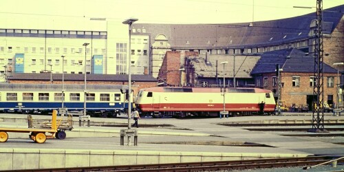 BR_120_005_Knickrahmen_IC_Intercity_Nurnberg_Hauptbahnhof_1985.jpg