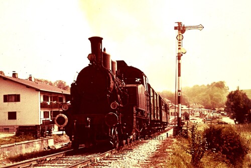 Tegernseebahn_Dampflok_Gmund_Bahnhof_1972_Dampflok_TAG_7_Schwerdtfeger-2_bayrisches_Formsignal.jpg