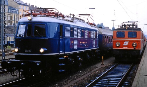 A_OBB_1141_E_18_03_Passau_Bahnhof_Schurzenwagen_historischer_Zug_DB_Lackierung.jpg