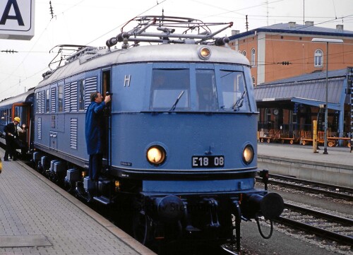 E_18_08_E_18_03_Passau_Bahnhof_Schurzenwagen_historischer_Zug_DRG_Lackierung_F.jpg