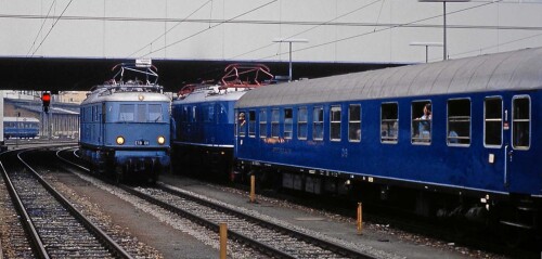 E_18_08_E_18_03_Passau_Bahnhof_a_1987_UIC_F-Zug_Halbspeisewagen_historischer_Zug_DRG_DB_Lackierung.jpg