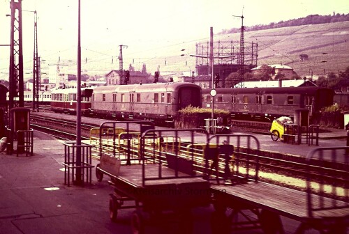 Wurzburg_Bahnhof_1966_BR_491_glaserner_Zug_E_91-1aa---Kopie.jpg