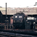 E_40_443_Bebra_BW_Drehscheibe_Lokschuppen_a