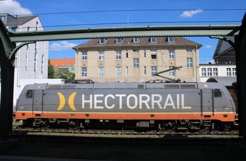 Darmstadt_Hauptbahnhof_Jugendstil_BR_185_Hectorail_2025_Mai_Hbf.jpg