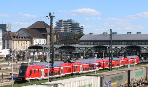 BR_445_Bombardier_Twindexx_Vario_Darmstadt_Hauptbahnhof_Jugendstil_2025_Mai_Hbf_Jugendstil_Bahnhofshalle.jpg