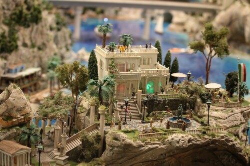 Miniaturwunderland_Miwula_Hamburg_Italien_Villa_Party_Kuste-1.jpg