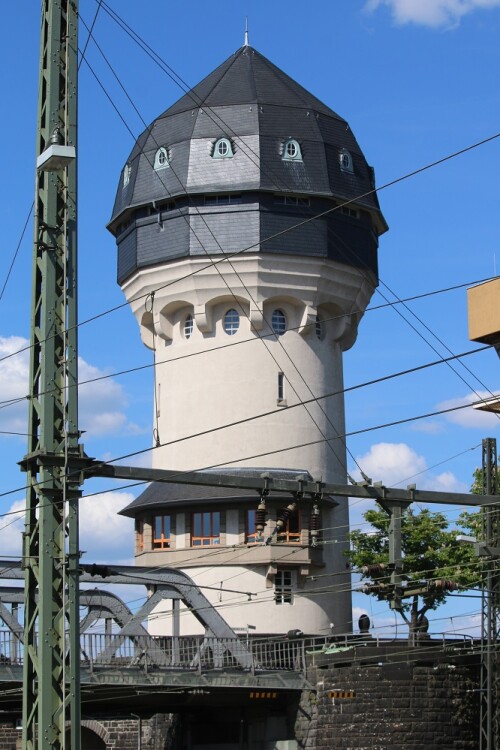 Darmstadt_Hauptbahnhof_Jugendstil_2025_Mai_Hbf_Wasserturm-2.jpg