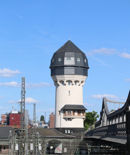 Darmstadt_Hauptbahnhof_Jugendstil_2025_Mai_Hbf_Wasserturm-2c.jpg