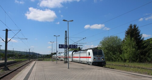 Tuttling Bahnhof Mai 2025 m IC 2 BR 147 552