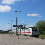 Tuttling_Bahnhof_Mai_2025_m_IC_2_BR_147_552