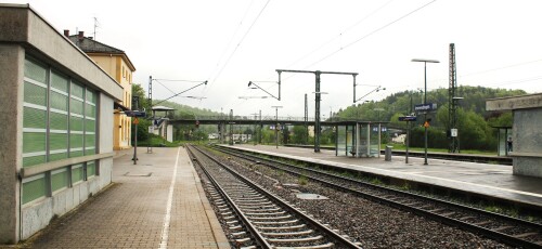 Immendingen_Bahnhof_Empfangsgebaude_Gleise_Bahnsteig-1.jpg