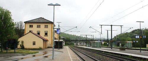 Immendingen_Bahnhof_Empfangsgebaude_Gleise_Bahnsteig-1a.jpg