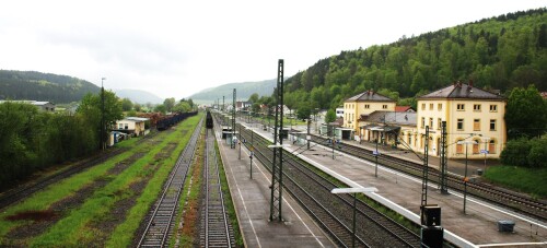 Immendingen_Bahnhof_Empfangsgebaude_Gleise_Bahnsteig-1d.jpg