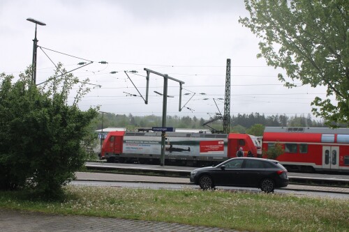 Regional_Express_BR_145_Doppekstockwagen_Immendingen_Bahnhof_Empfangsgebaude_Gleise_Bahnsteig-1.jpg