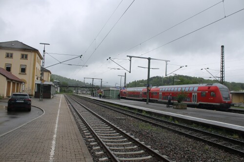 Regional_Express_BR_145_Doppekstockwagen_Immendingen_Bahnhof_Empfangsgebaude_Gleise_Bahnsteig-2.jpg