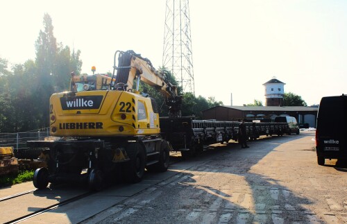 2_Wege_Bagger_Willke_Schienenbau_Ludwigslust_Bahnhof_Juni_2025.jpg
