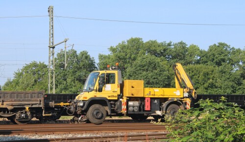 2_Wege_Mercedes_Unimog_Willke_Schienenbau_Ludwigslust_Bahnhof_Juni_2025.jpg