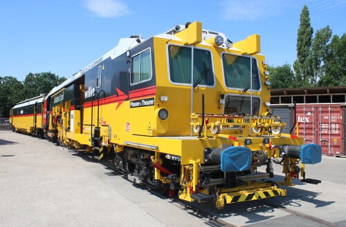 c_Gleisstopfmaschine_Plasser_u_Theurer_09-32_4S_Dynamoc_Willke_Gleisbau_Ludwigslust_2025_Juni_26_Eroffnung_Lokschuppen-1.jpg