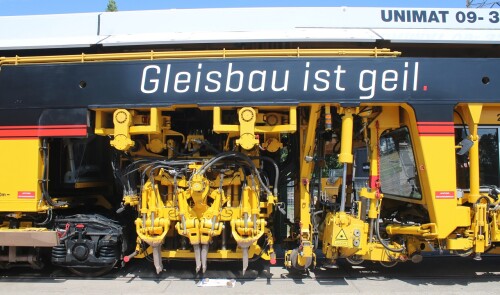 c_Gleisstopfmaschine_Plasser_u_Theurer_09-32_4S_Dynamoc_Willke_Gleisbau_Ludwigslust_2025_Juni_26_Eroffnung_Lokschuppen-4.jpg