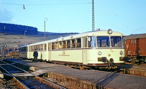 Hersfelder Kreisbahn VT 798 Schienenbus weiß dreiteilig Heimboldshausen Bahnhof 1967