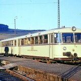 Hersfelder_Kreisbahn_VT_798_Schienenbus_weis_dreiteilig_Heimboldshausen_Bahnhof_1967