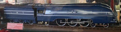 LMS_London_Midland_Scotish_Railway_Stromlinienlokomotive_blau_Queen_Mary_Coronation_class_Spur_2_Museum_Schramberg.jpg