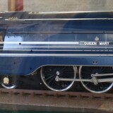 LMS_London_Midland_Scotish_Railway_Stromlinienlokomotive_blau_Queen_Mary_Coronation_class_Spur_2_Museum_Schramberg