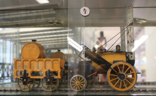 The_rocket_Steam_locomotiv_First_passenger_train_1827_Stephenson_great_britain_Spur_2_Museum_Schramberg.jpg