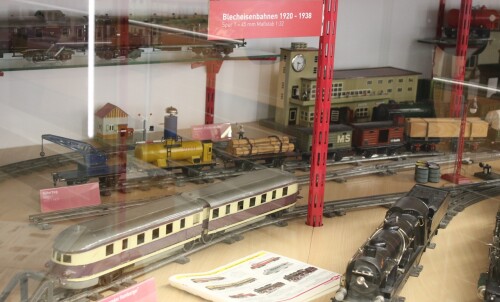 Spur_1_alte_Modelle_historisch_altes_Spielzeug_Museum_Schramberg-7.jpg