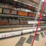 Vitrine_voll_Guterwagen_Spur_2_Museum_Schramberg