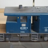 BR_323_Bauzug_Kranhilfszug_ozenablau_Spur_2_Museum_Schramberg-1