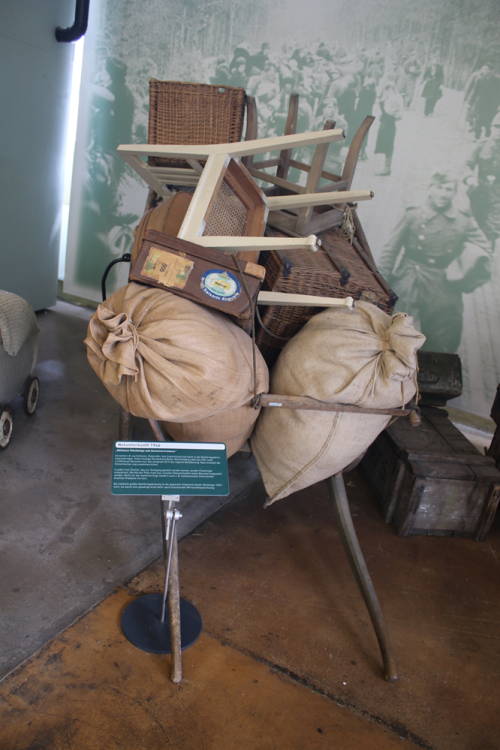 ab_Flucht_Fluchtgepack_2.-Weltkrieg_1946_Notunterkunft_Schramberg_Museum_2025_mai-1.png