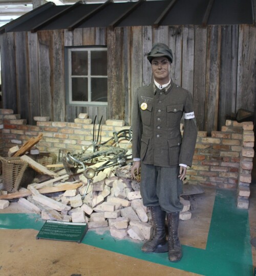 c Wiederaufbau 2. Weltkrieg 2. WK 1946 Schramberg Schutzpolizist Aufsicht gegen Plünderung Museum Au