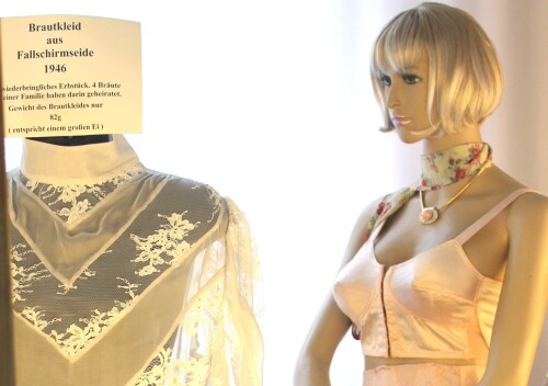 Kleid_Unterwasche_Dessous_Nylonstrumpfe_Mieder_50er_Jahre_Brautkleid_Fallschirmseide_Wiederaufbau_Wirtschaftswunder_Schramberg_Museum_Automuseum_2025_mai-1.jpg